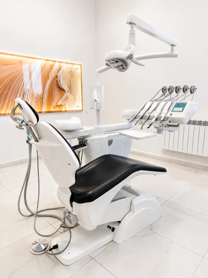 Sala zabiegowa z fotelem stomatologicznym w Kaliszu