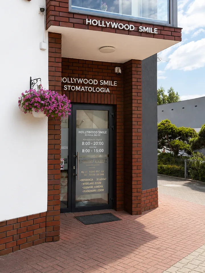 Wejście do kliniki Hollywood Smile przy ul. Polnej 104 w Kaliszu