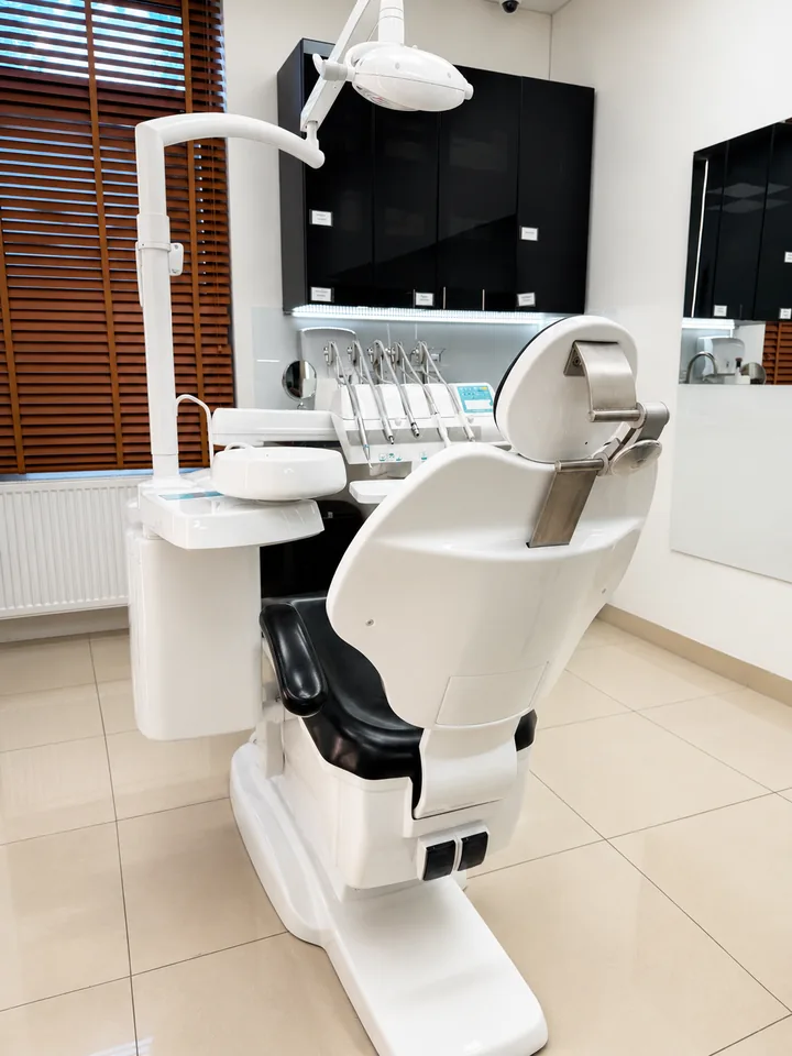Sala zabiegowa z fotelem stomatologicznym w Turku