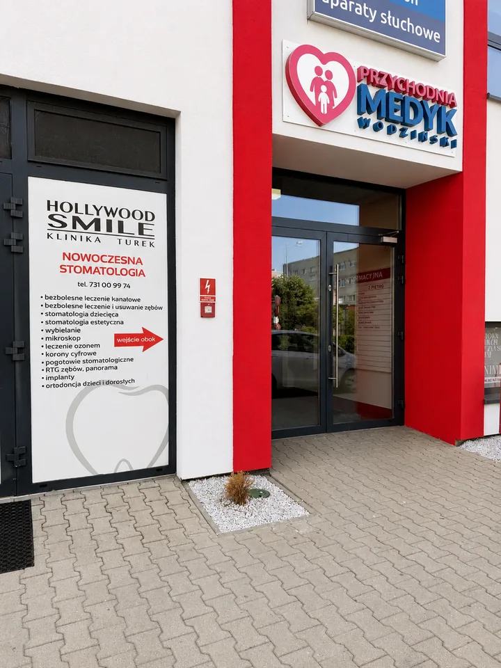 Wejście do kliniki Hollywood Smile przy ul. Armii Krajowej 1 w Turku