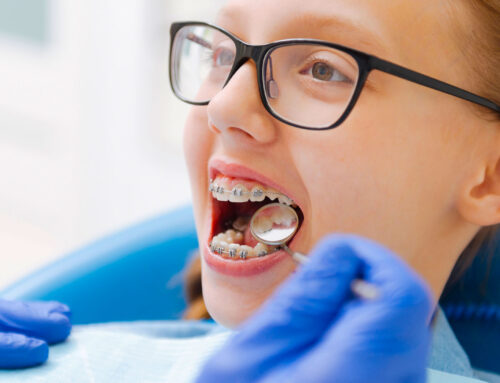 Kiedy z dzieckiem do ortodonty? Ekspert radzi, jaki wiek jest idealny na założenie aparatu.