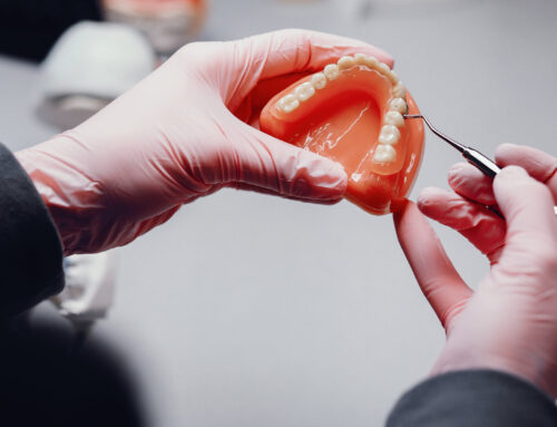 Implant czy Most? Szczegółowe Porównanie, Które Pomoże Ci Podjąć Najlepszą Decyzję