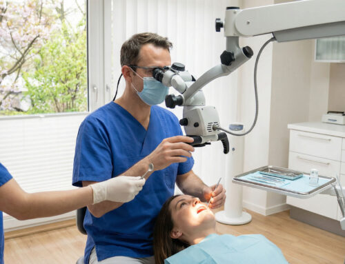 Dlaczego ból zęba wraca zimą i co zrobić z nim na wiosnę? Nowoczesne leczenie kanałowe pod mikroskopem