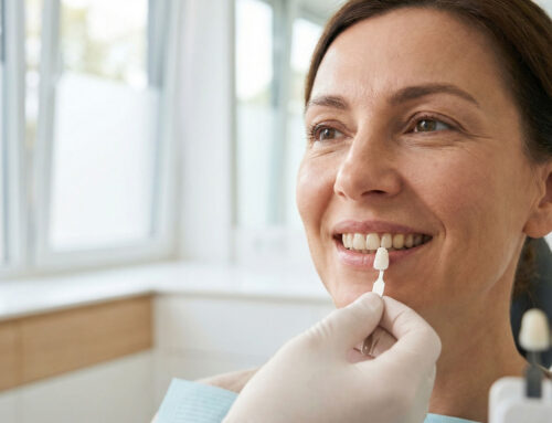 Wiosenna metamorfoza uśmiechu – kiedy warto zdecydować się na koronę porcelanową? Ceny i Opinie